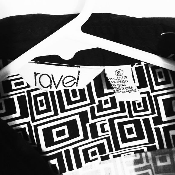 Black&White Geometric Button Down 3/4thSleeves👚 - Picture 5 of 8